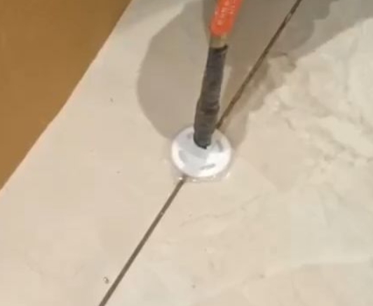 嘉峪关市瓷砖空鼓维修公司专业解答瓷砖在铺贴过程中，如果没有涂抹均匀到位的粘结材料（如水泥砂浆或瓷砖胶），可能会导致以下问题