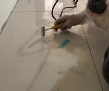 嘉峪关市瓷砖开裂维修公司专业分享瓷砖在铺贴前如果没有沥干水分，将会导致以下问题