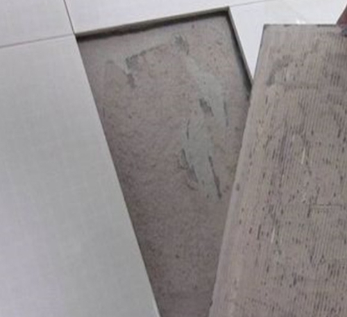 嘉峪关市瓷砖空鼓维修公司分享瓷砖铺贴时如果打浆（即涂抹在瓷砖背面和基层上的砂浆或瓷砖胶）过少，会带来以下问题